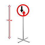 РК НАПОЛЬНЫЙ ДОРОЖНЫЙ ЗНАК "ПРЕИМУЩЕСТВО ВСТРЕЧНОГО ДВИЖЕНИЯ" 250х250х1100
